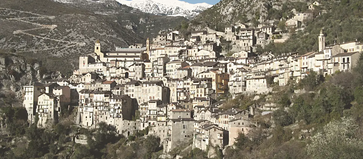 Vue d'ensemble de Saorge en hiver