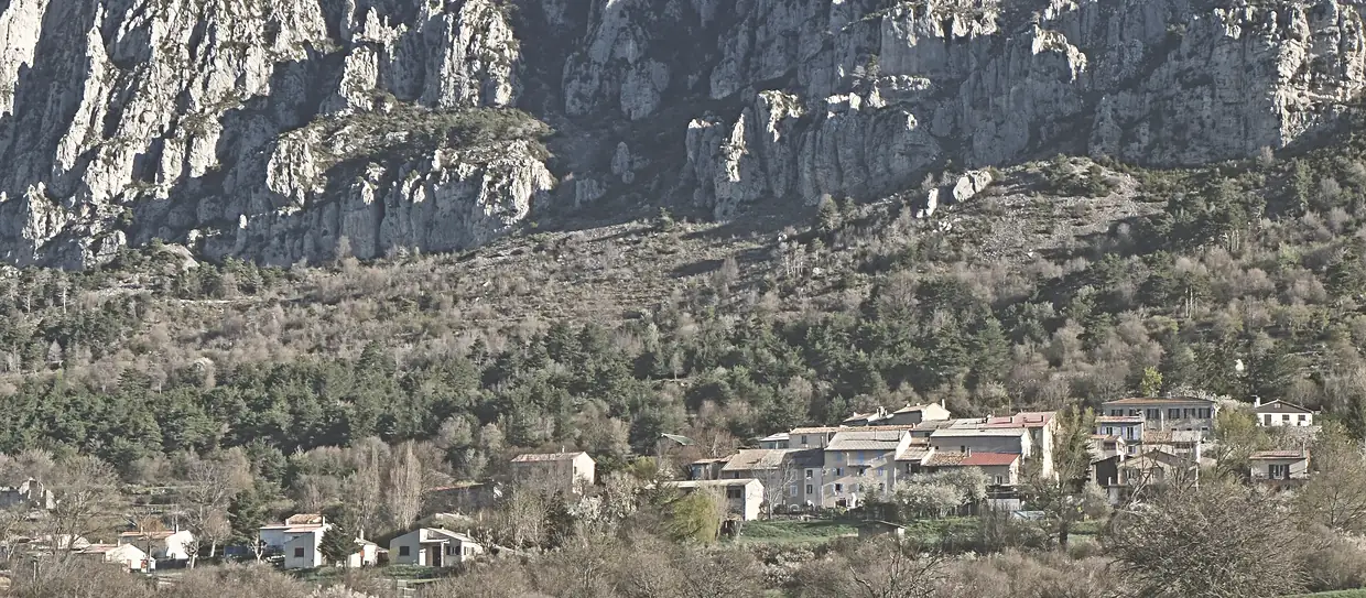 Vue sur le village de Séranon depuis la route Napoléon
