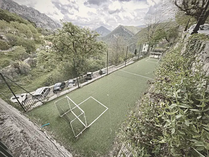 Terrain de sport à Sigale dans les alpes maritimes