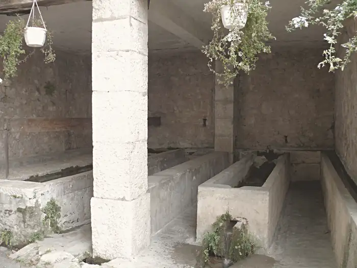 Anciens lavoirs de la place Général-de-Gaulle, à Spéracèdes