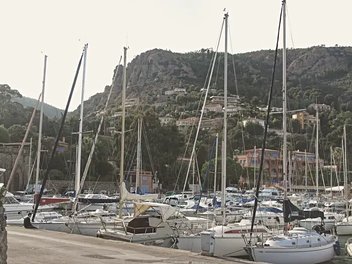 Chemin de la Darse - View West on Harbour, à Théoule-sur-Mer