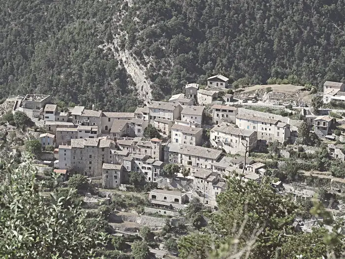 Vue du village de Thiéry depuis la piste de la Pinée