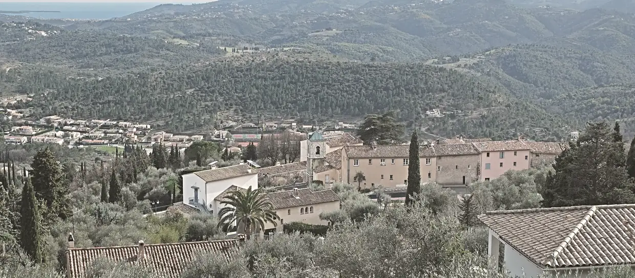 Vue du village du Tignet depuis une propriété du chemin de Léouvière