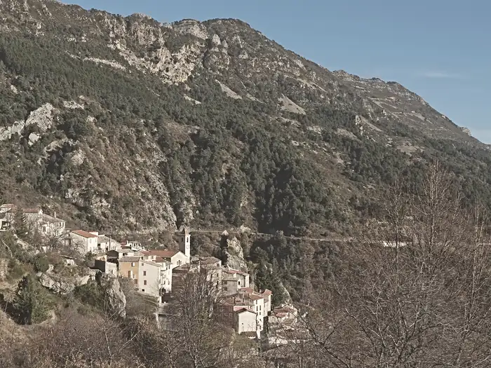 Vue du village de Toudon depuis le sentier vers la cime des Collettes