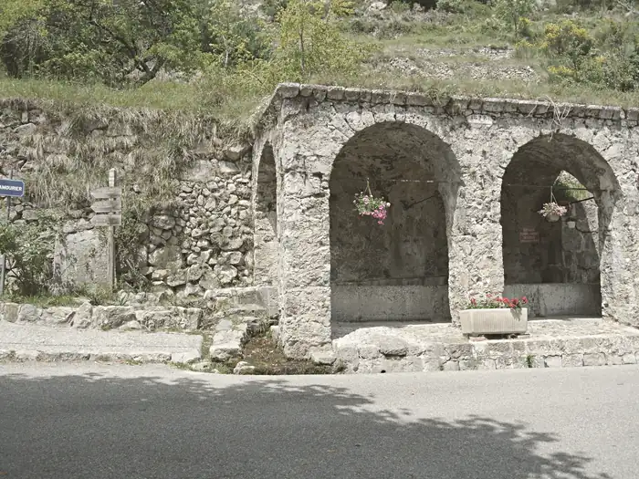 Washhouse and Amourier in Toudon