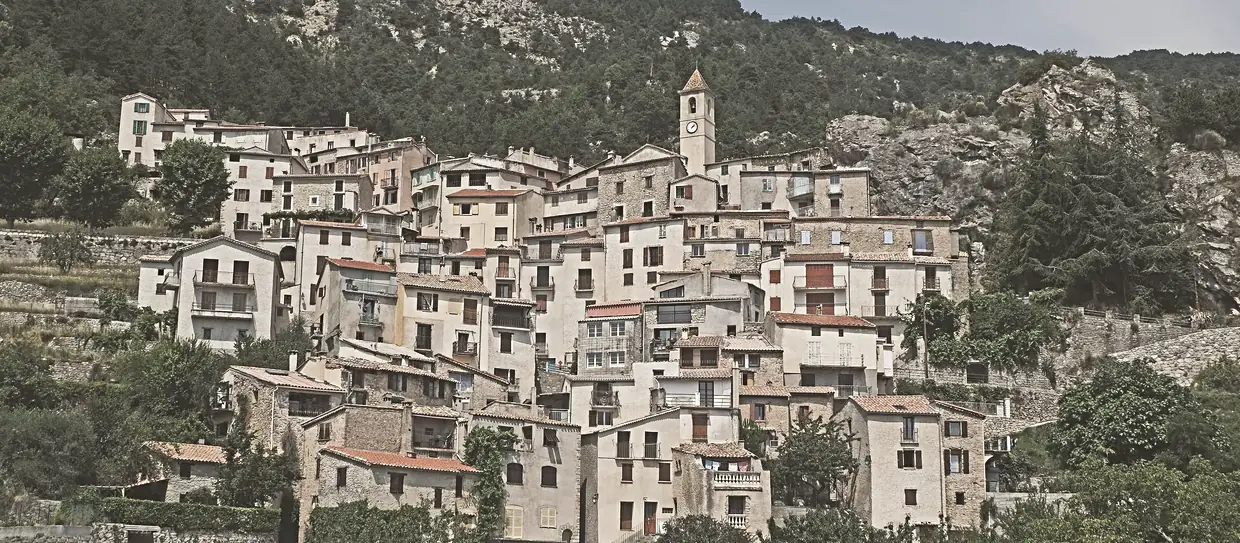 Vue de Toudon depuis le bas du village