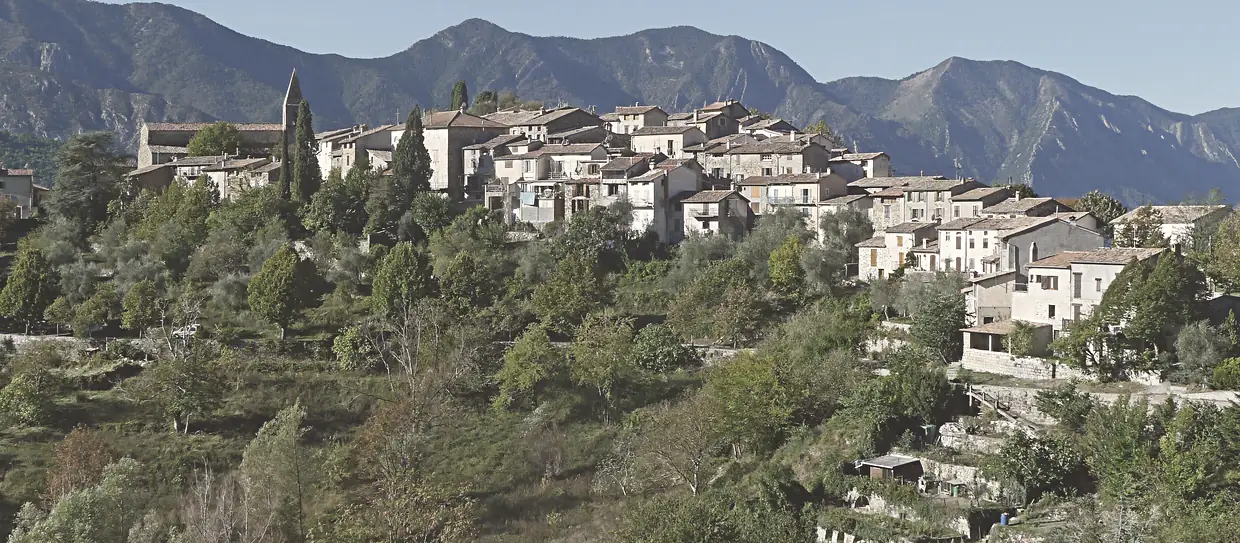 Vue sur le village de La Tour depuis la route des Granges de la Brasque
