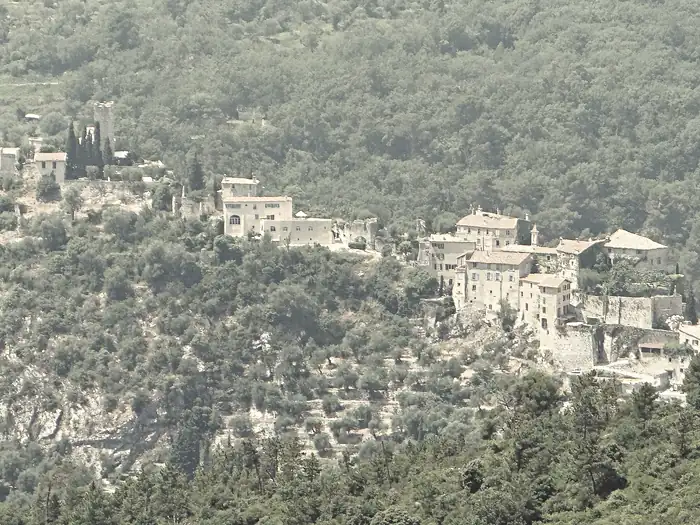 Vieux village vu de la route de Châteauneuf, à Tourrette-Levens