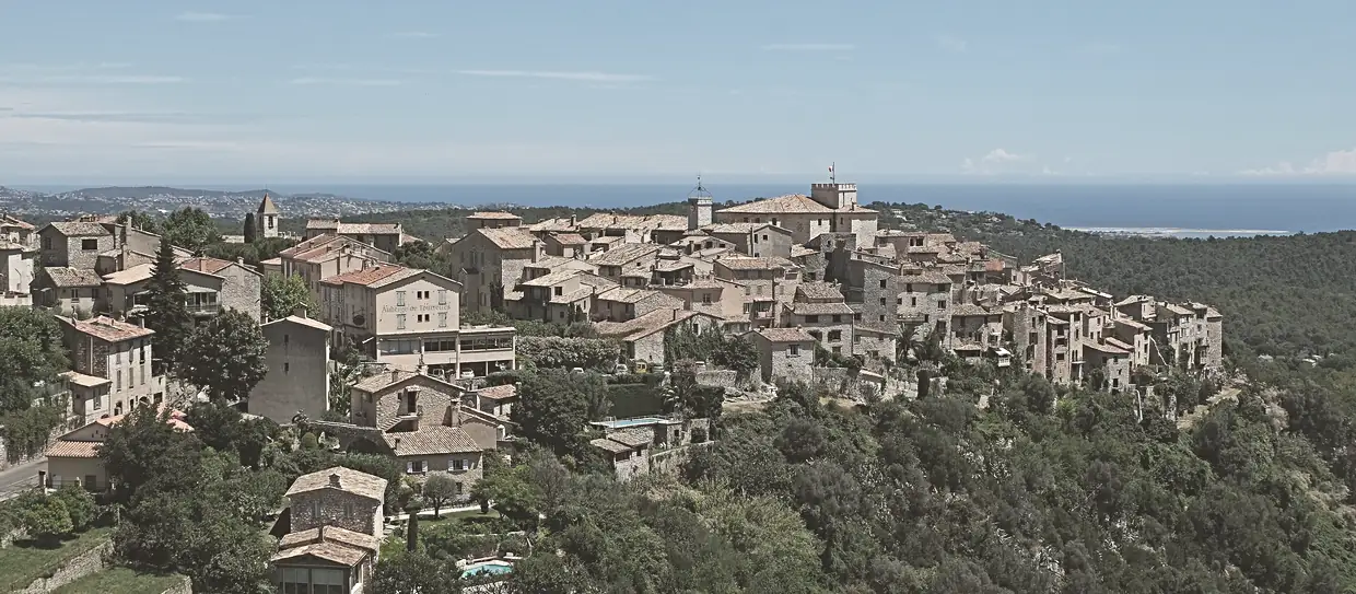 Vue du village de Tourrettes-sur-Loup depuis la route des Quenières