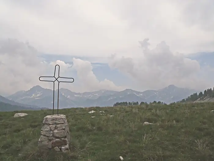 Cross in the footpath to Lake Scluos, à Valdeblore