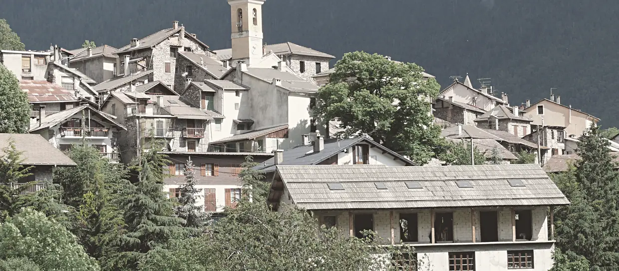 La Bolline - Vue du village avec le clocher de la chapelle des Pénitents Blancs, à Valdeblore