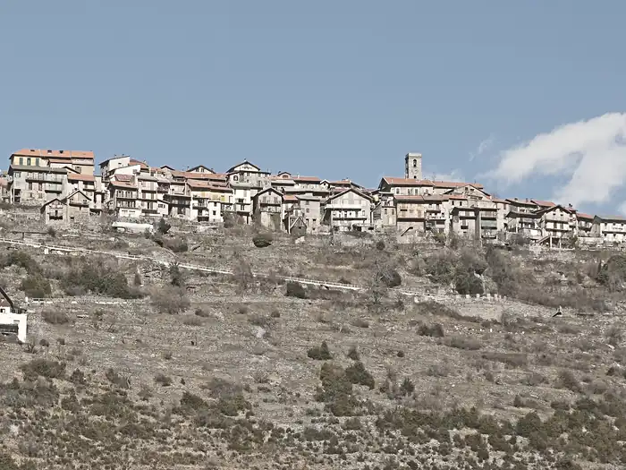 Vue du village depuis la route des Granges, à Venanson