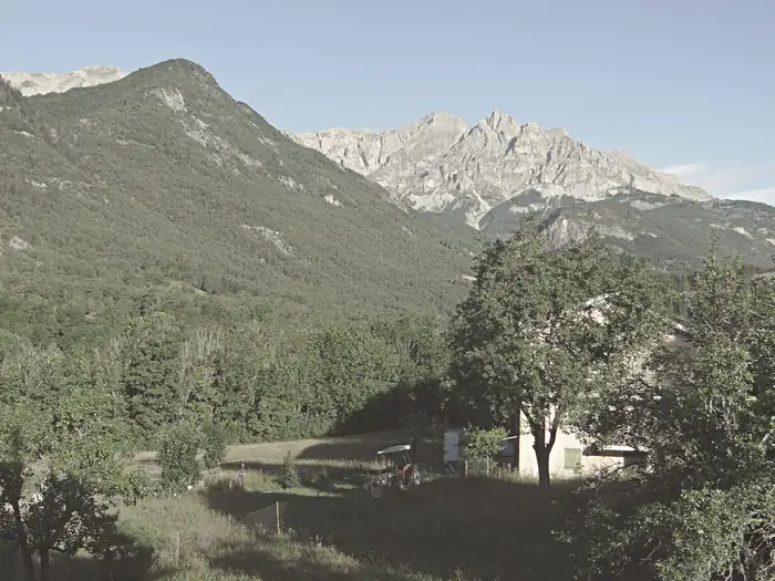 Paysage vu depuis le village, vers les aiguilles de Pelens, à Villeneuve-d'Entraunes