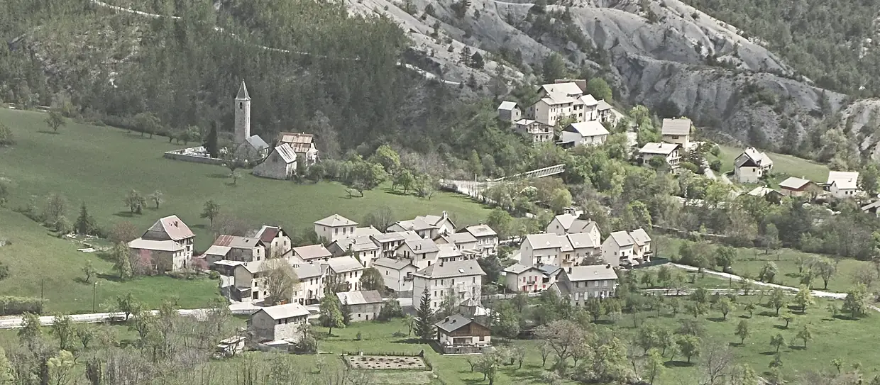 Vue sur le village de Villeneuve-d'Entraunes en grimpant vers Enaux