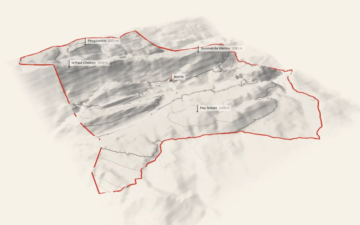 Coursegoules vue en relief depuis le sud-ouest : le terrain va de 628 à 1 702 mètres d'altitude, et 688 bâtiments y sont dressés à leur hauteur réelle.