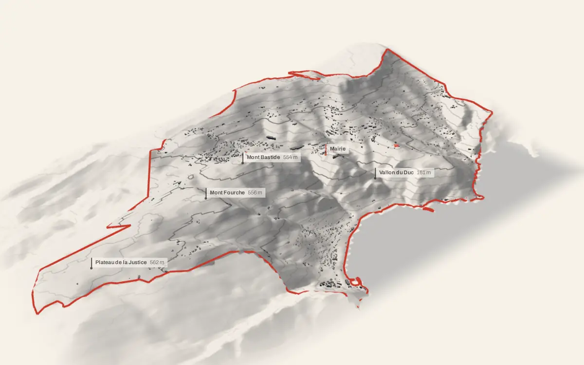 Èze vue en relief depuis le sud-ouest : le terrain va de 1 à 704 mètres d'altitude, et 3 660 bâtiments y sont dressés à leur hauteur réelle, la mer occupant le bas de l'image.