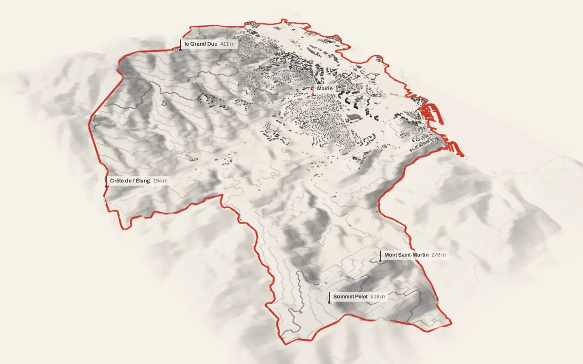 Mandelieu-la-Napoule vue en relief depuis le sud-ouest : le terrain va de -0 à 489 mètres d'altitude, et 9 756 bâtiments y sont dressés à leur hauteur réelle.