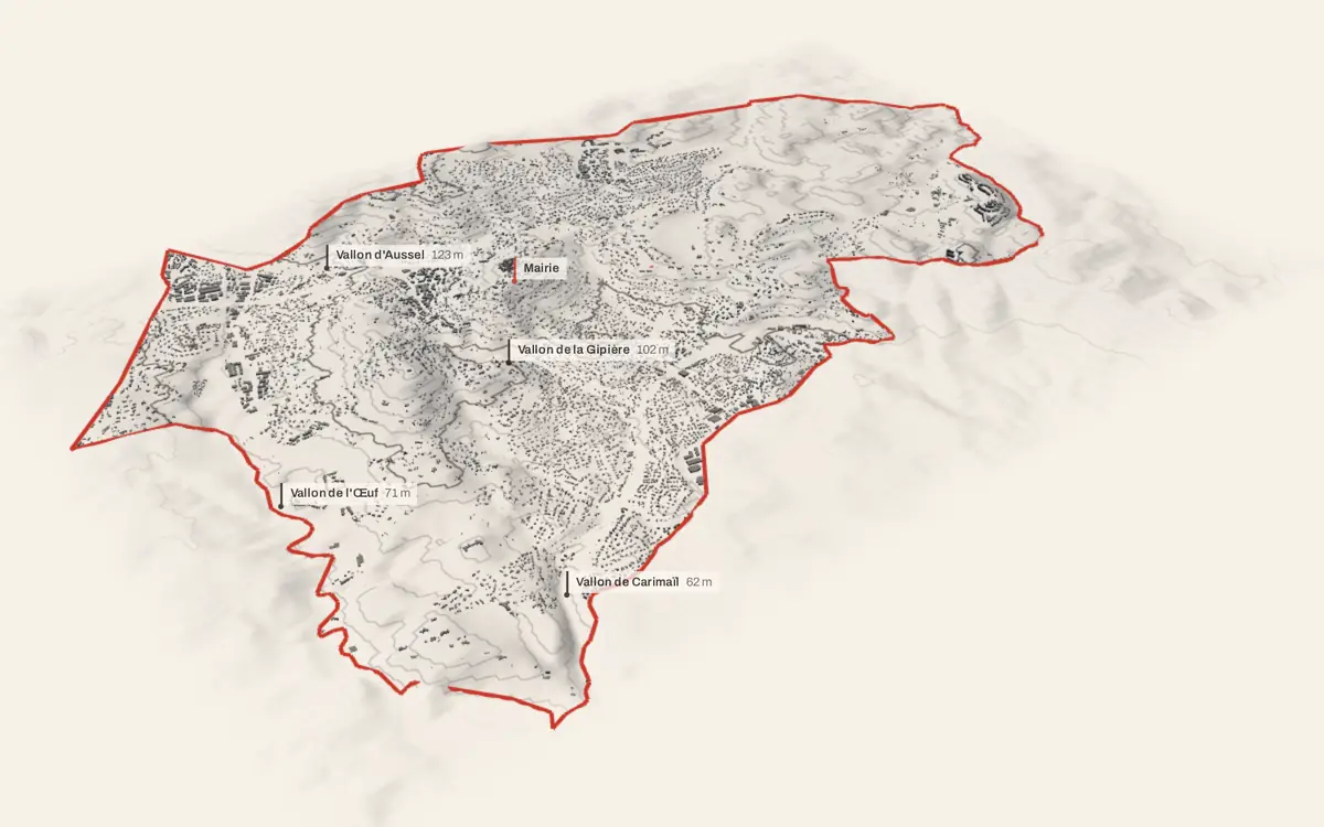 Mougins vue en relief depuis le sud-ouest : le terrain va de 26 à 270 mètres d'altitude, et 15 998 bâtiments y sont dressés à leur hauteur réelle.