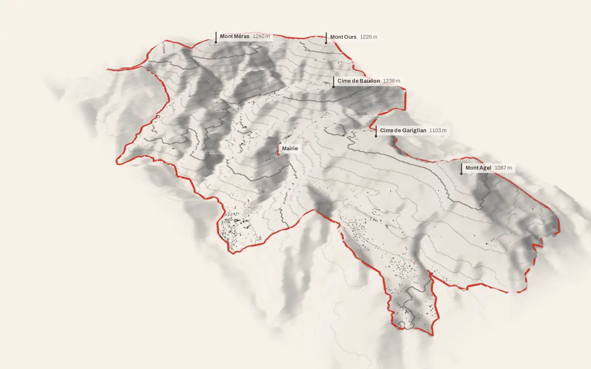 Peille vue en relief depuis le sud-ouest : le terrain va de 190 à 1 240 mètres d'altitude, et 3 497 bâtiments y sont dressés à leur hauteur réelle.