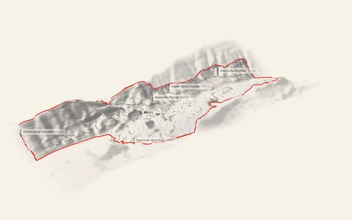 Puget-Théniers vue en relief depuis le sud-ouest : le terrain va de 349 à 1 415 mètres d'altitude, et 1 388 bâtiments y sont dressés à leur hauteur réelle.