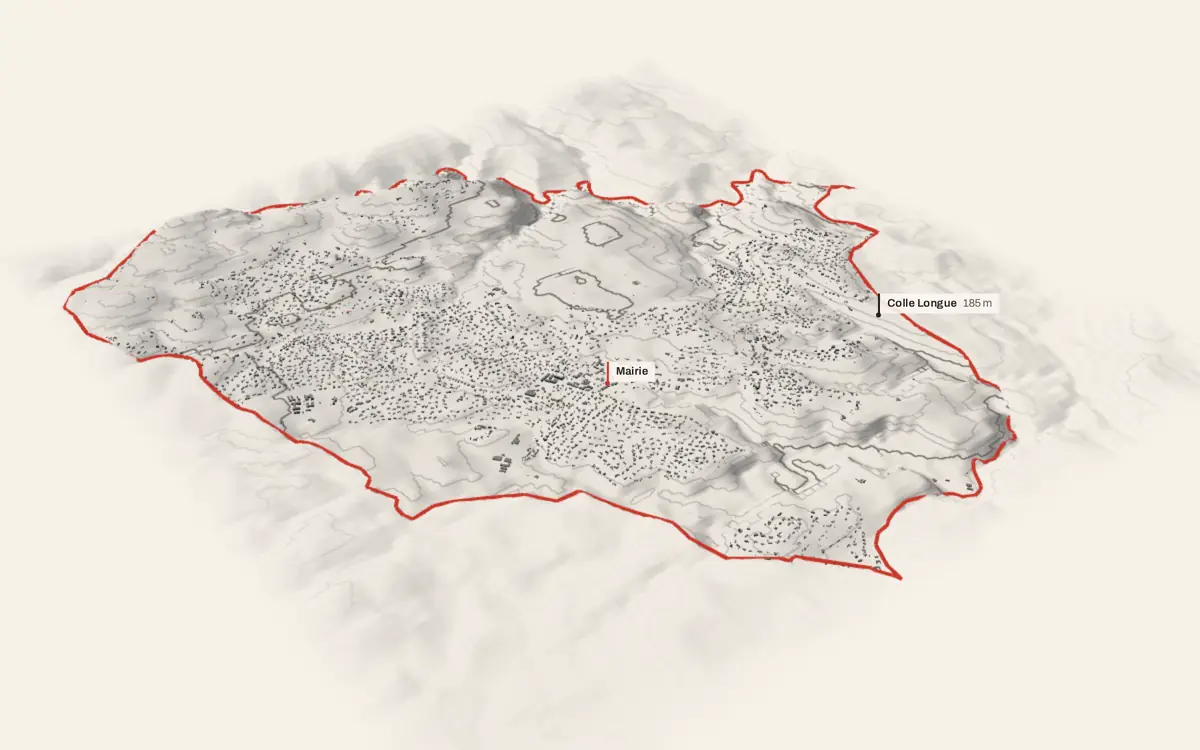 Roquefort-les-Pins vue en relief depuis le sud-ouest : le terrain va de 22 à 358 mètres d'altitude, et 8 388 bâtiments y sont dressés à leur hauteur réelle.