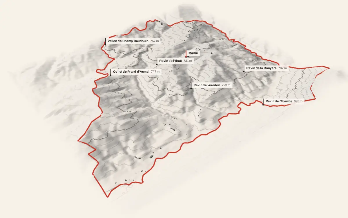 Saint-Antonin vue en relief depuis le sud-ouest : le terrain va de 621 à 896 mètres d'altitude, et 197 bâtiments y sont dressés à leur hauteur réelle.