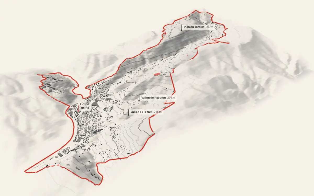 La Trinité vue en relief depuis le sud-ouest : le terrain va de 47 à 697 mètres d'altitude, et 4 835 bâtiments y sont dressés à leur hauteur réelle, la mer occupant le bas de l'image.