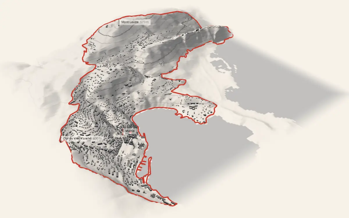 Villefranche-sur-Mer vue en relief depuis le sud-ouest : le terrain va de 0 à 574 mètres d'altitude, et 3 794 bâtiments y sont dressés à leur hauteur réelle, la mer occupant le bas de l'image.